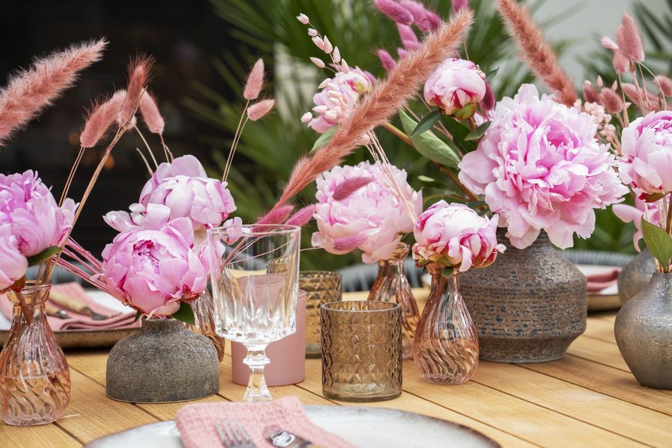 Sommerbord med peoner og strå_970x647.jpg