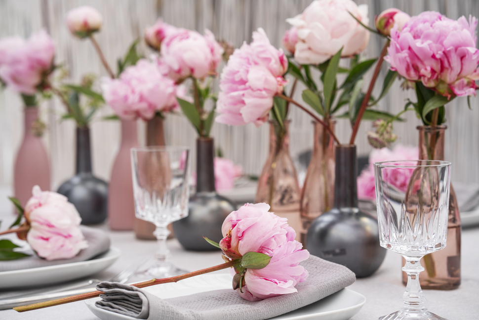 Sommerbord med peoner_970x647.jpg