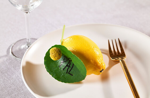 Bordkort med grønt blad og sitron