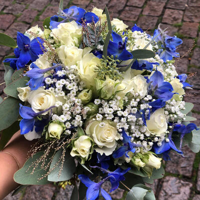 Brudebukett-med-innslag-av-blå-blomster