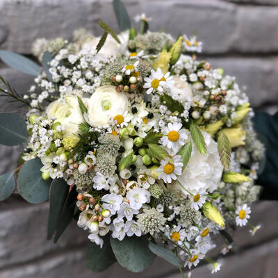 Brudebukett-sommerlig-og-hvit
